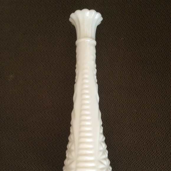 Vintage Milk glass bud vases - Picture 9 of 11